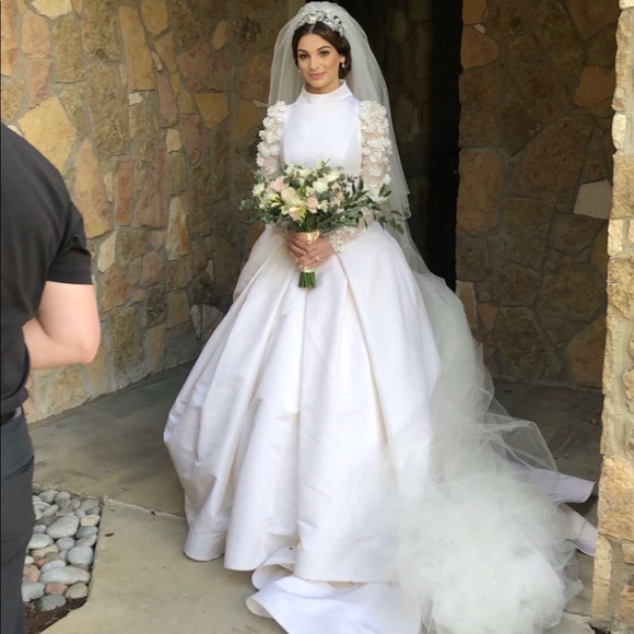 Wedding dress - Picture 1 of 6